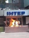 Под здание телеканала "Интер" привезли шины (фото)