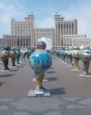 Карту Украины без Крыма и карту России с полуостровом на выставке в Астане за ночь зарисовали (фото)
