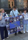 Родственники пленных, пропавших без вести и политзаключенных Кремля пришли на Банковую (фото)
