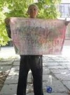 Под Верховным судом Крыма задержали крымскотатарского активиста (фото)