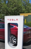 Tesla впервые заработала более 1 миллиарда долларов чистой прибыли за квартал
