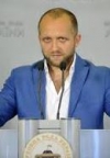 На комитете показали видео, как  помощница Полякова получала, а затем передавала ему взятки (фото)