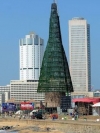 На Шри-Ланке установили самую большую искусственную елку в мире (фото)