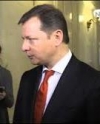Девушка в камуфляжных штанах в Раде облила Ляшко соком (фото, видео)