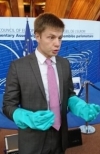 Депутат надел на сессию ПАСЕ резиновые перчатки - для защиты от "токсичной России" (фото)
