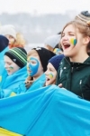 На мосту Патона в Киеве активисты образовали "живую цепь Соборности" (фото)