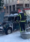 На Крещатике мужчина облил из канистры авто и поджег шины (видео)
