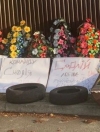 Смолию неподалеку от дома устроили акцию с гробами и венками (фото)